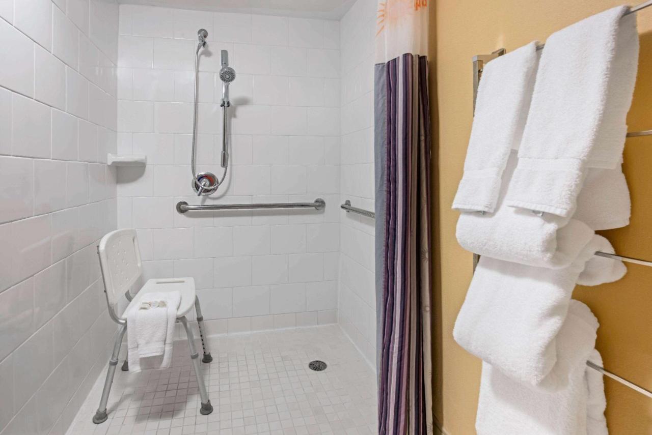 King Room - Mobility Access/Non-Smoking at La Quinta Inn & Suites by Wyndham West Palm Beach Airport