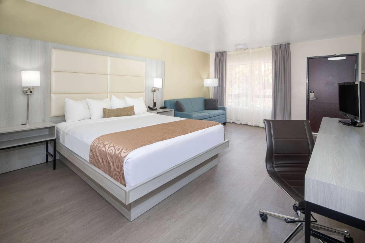 1 King Bed, Deluxe Room, Non-Smoking at Ramada by Wyndham Burbank Airport