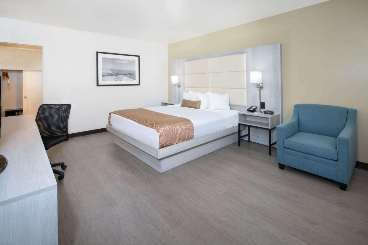 King Room - Non-Smoking at Ramada by Wyndham Burbank Airport