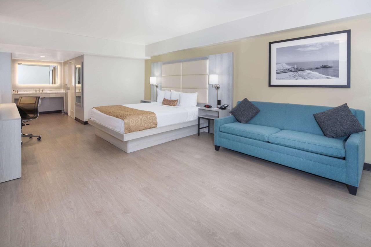 King Room with Mobility/Hearing Impaired Access - Non-Smoking at Ramada by Wyndham Burbank Airport