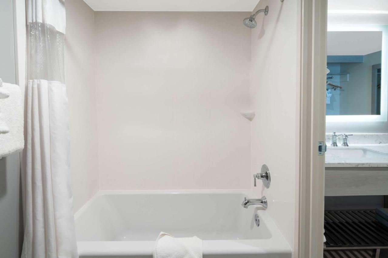 1 King Bed, Deluxe Room, Non-Smoking at Ramada by Wyndham Burbank Airport