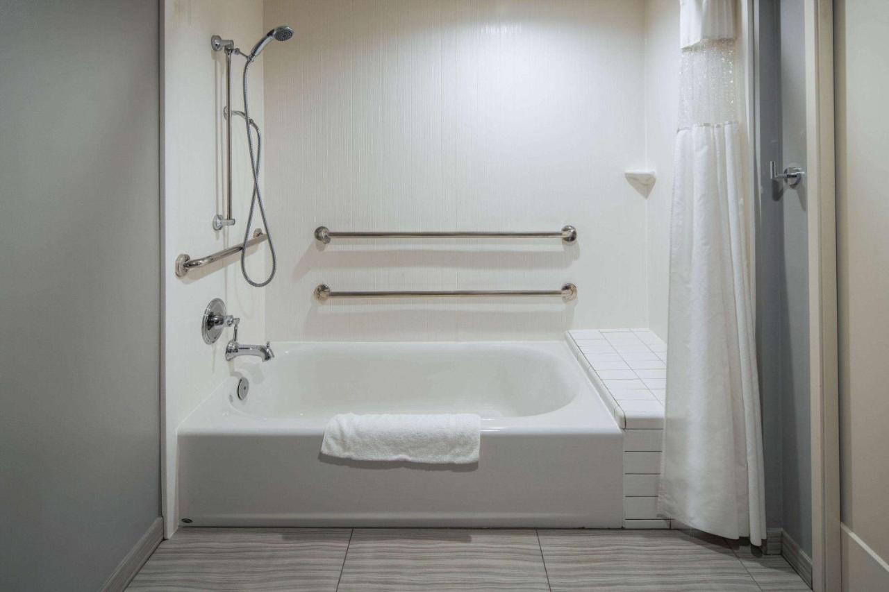 King Room with Mobility/Hearing Impaired Access - Non-Smoking at Ramada by Wyndham Burbank Airport