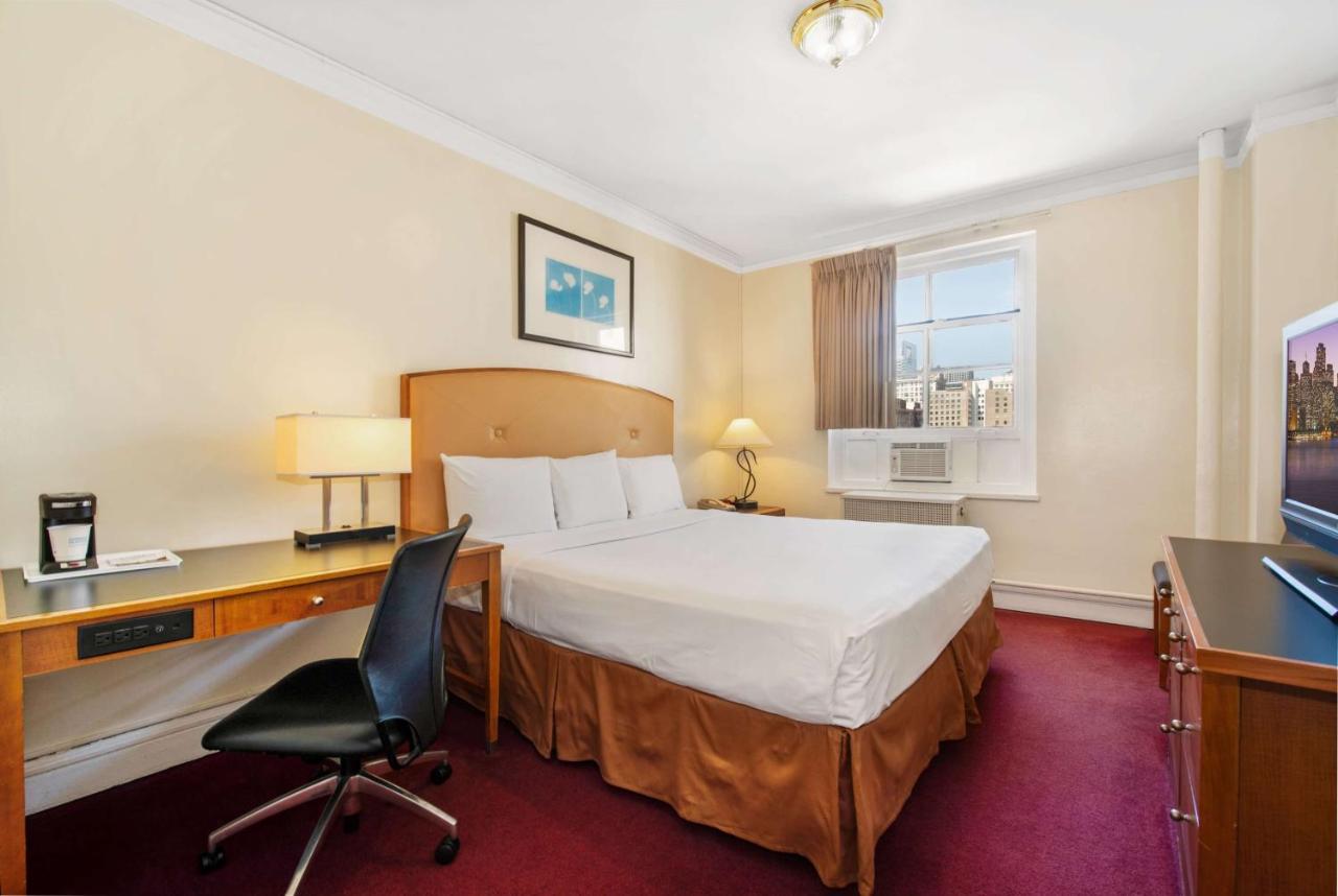 King Room with One King Bed - Non-Smoking at Travelodge by Wyndham Downtown Chicago