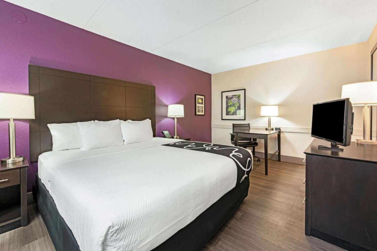 King Room with Mobility/Hearing Impaired Access - Non-Smoking at La Quinta Inn by Wyndham Miami Airport North