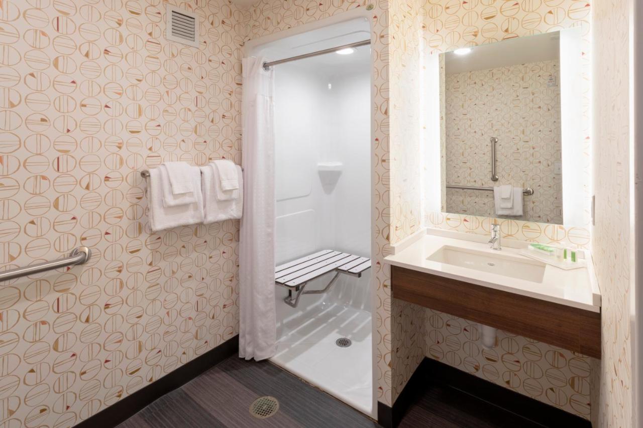 Queen Room - Hearing Accessible - Non-Smoking at Holiday Inn Marquette, an IHG Hotel