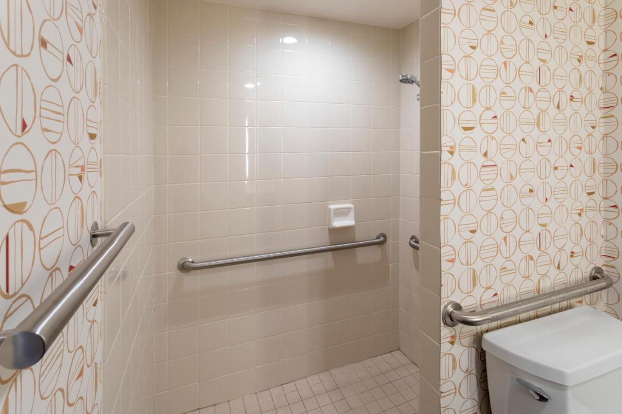 Queen Room - Mobility Access Roll in Shower/Non-Smoking at Holiday Inn Marquette, an IHG Hotel