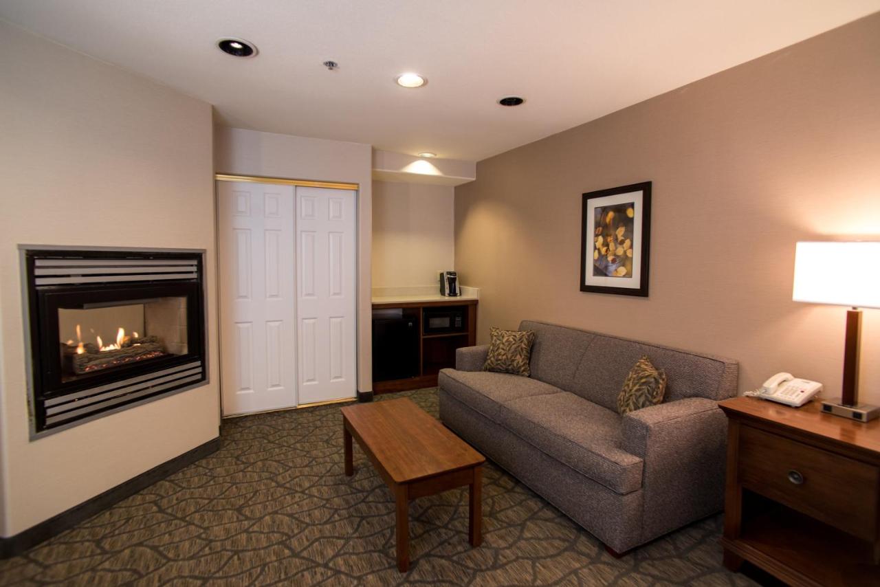 Queen Suite with Fireplace at HiMark