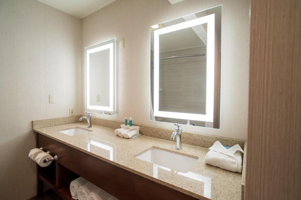 Standard Queen Room with Two Queen Beds at HiMark