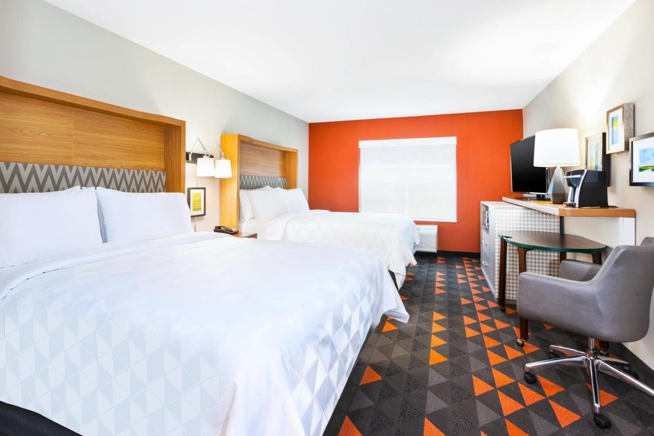 Queen Room with Two Queen Beds - Non-Smoking at Holiday Inn & Suites Toledo Southwest - Perrysburg by IHG