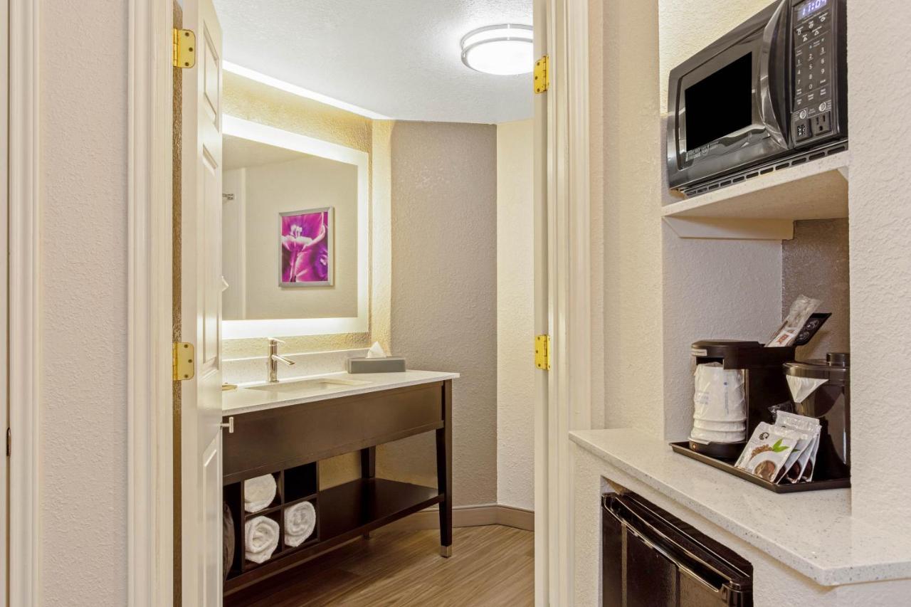 King Room with Bath Tub - Mobility Accessible/Non-Smoking at La Quinta Inn & Suites by Wyndham Panama City