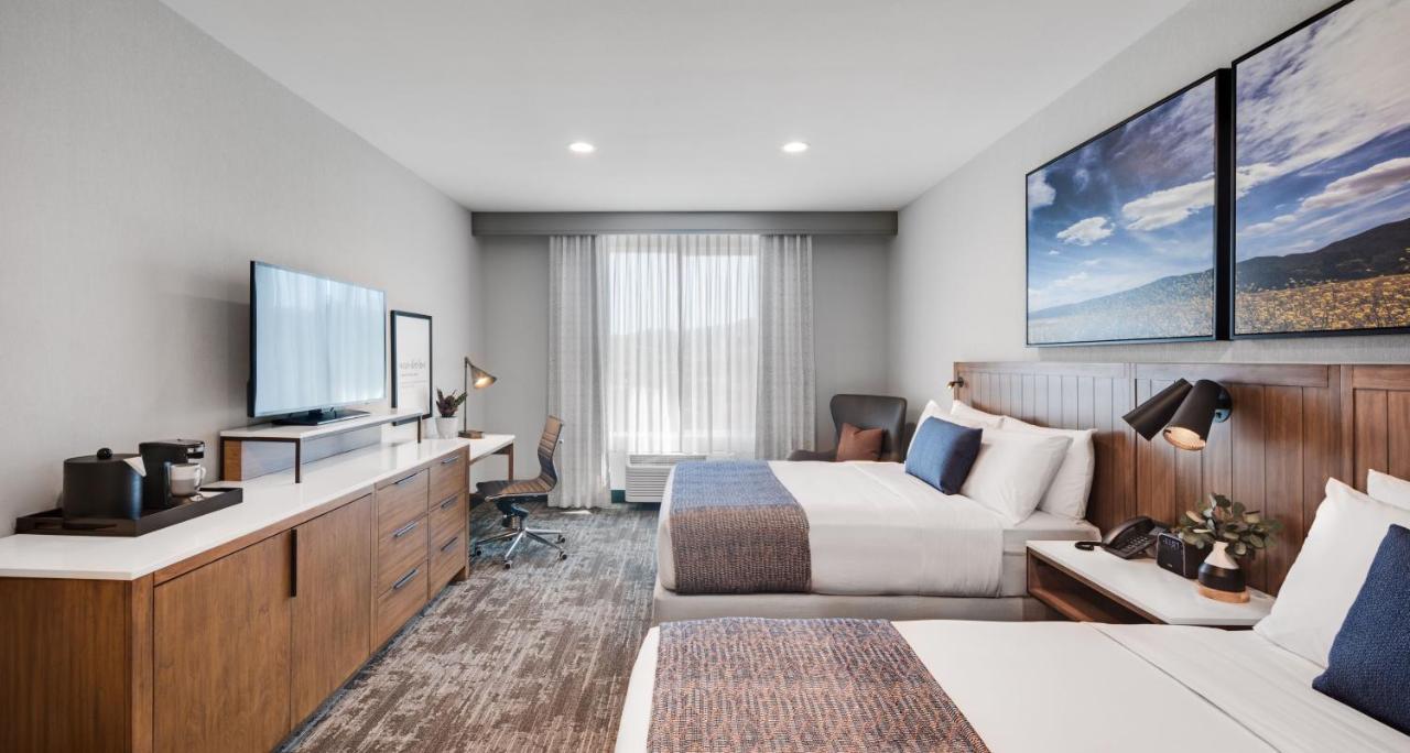 Deluxe Queen Room at Ayres Hotel Vista Carlsbad