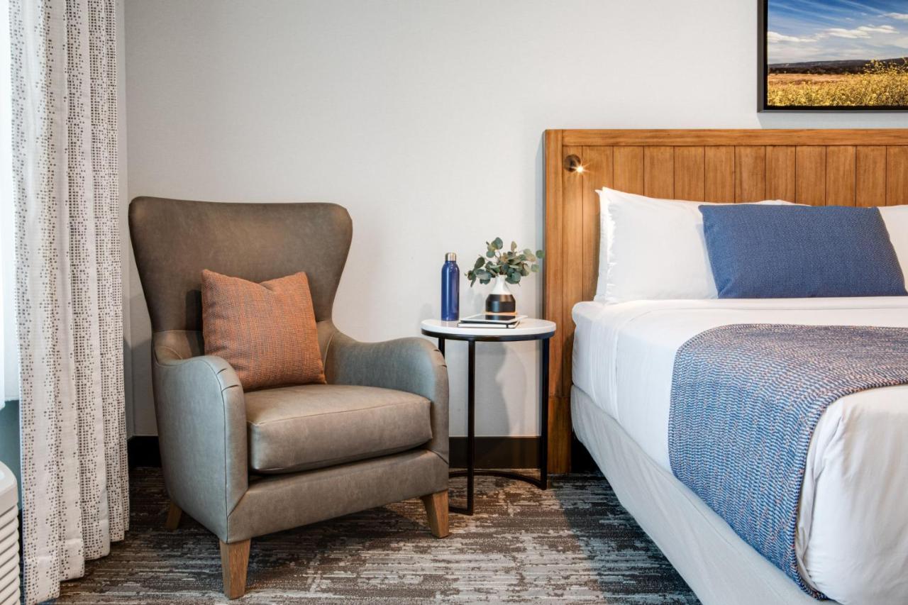 Deluxe Queen Room at Ayres Hotel Vista Carlsbad