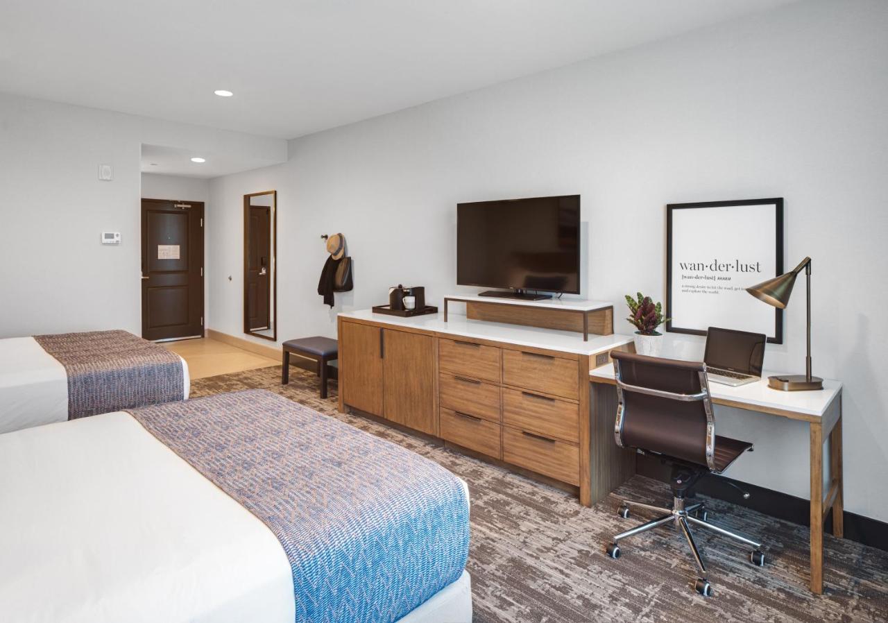 Deluxe Queen Room at Ayres Hotel Vista Carlsbad