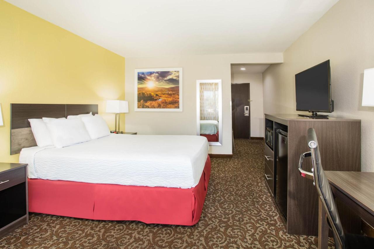 Queen Room - Disability Access/Non-Smoking at Days Inn by Wyndham Phoenix North