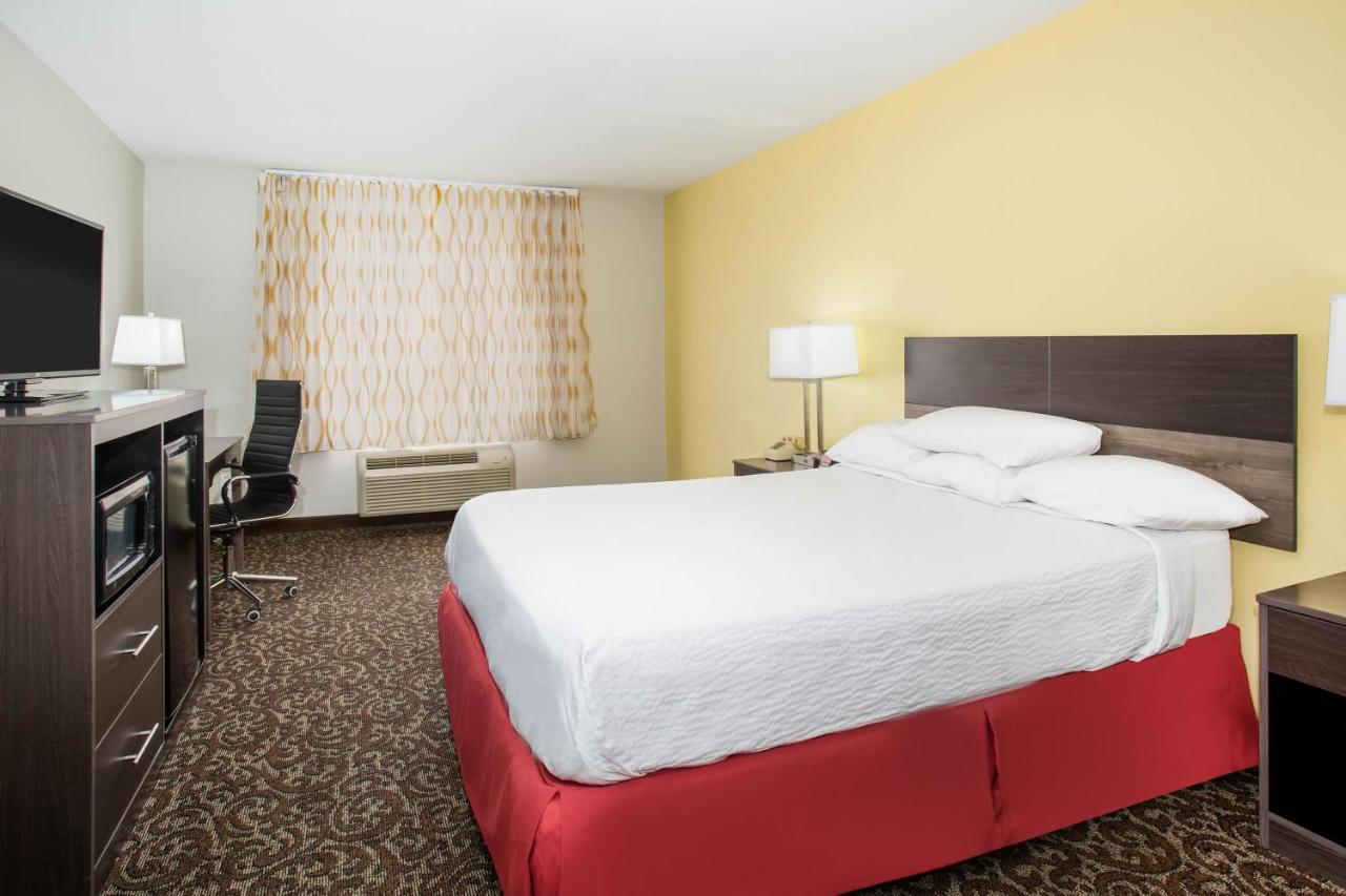 Queen Room - Non-Smoking at Days Inn by Wyndham Phoenix North