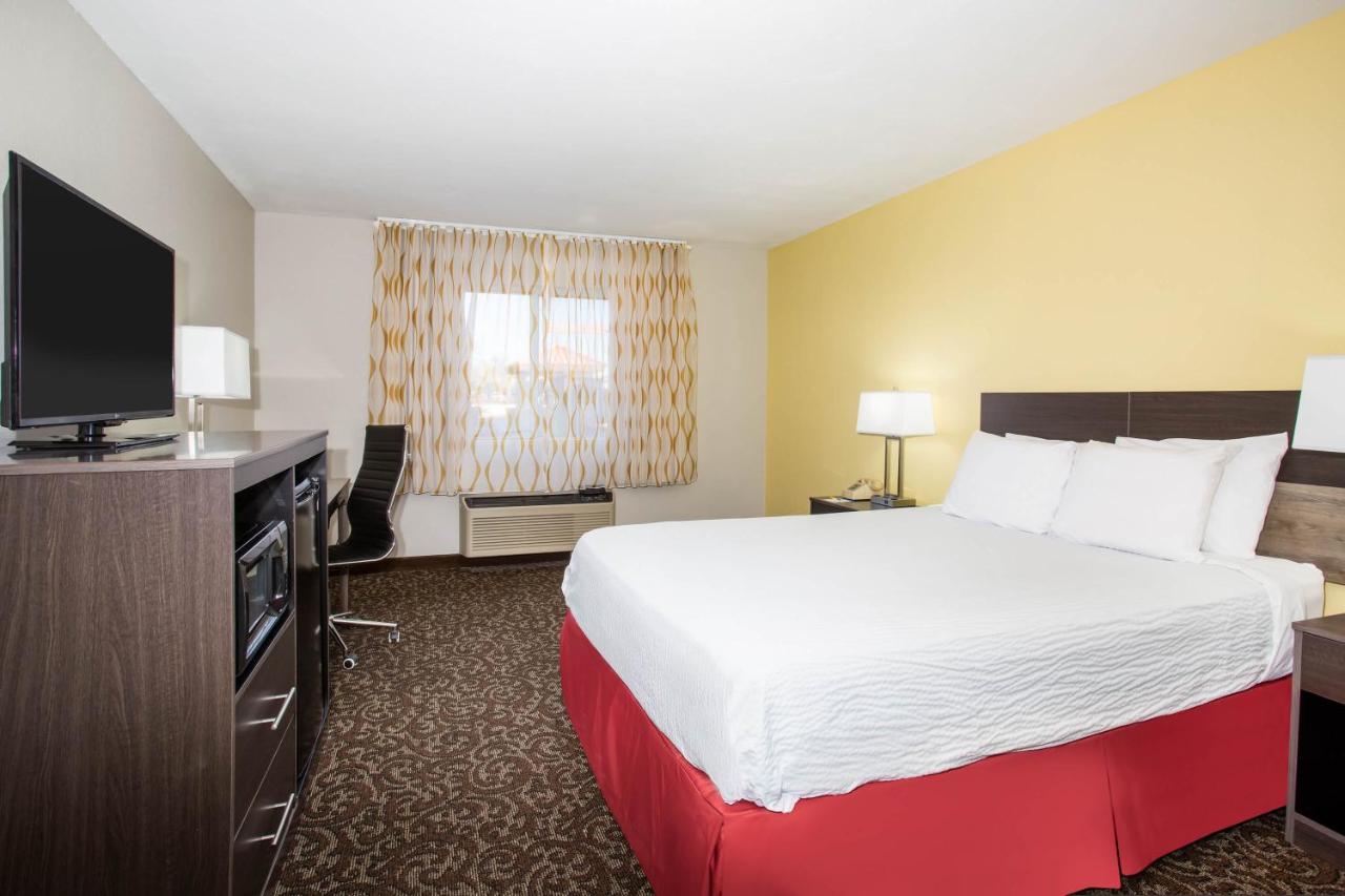 Queen Room - Disability Access/Non-Smoking at Days Inn by Wyndham Phoenix North