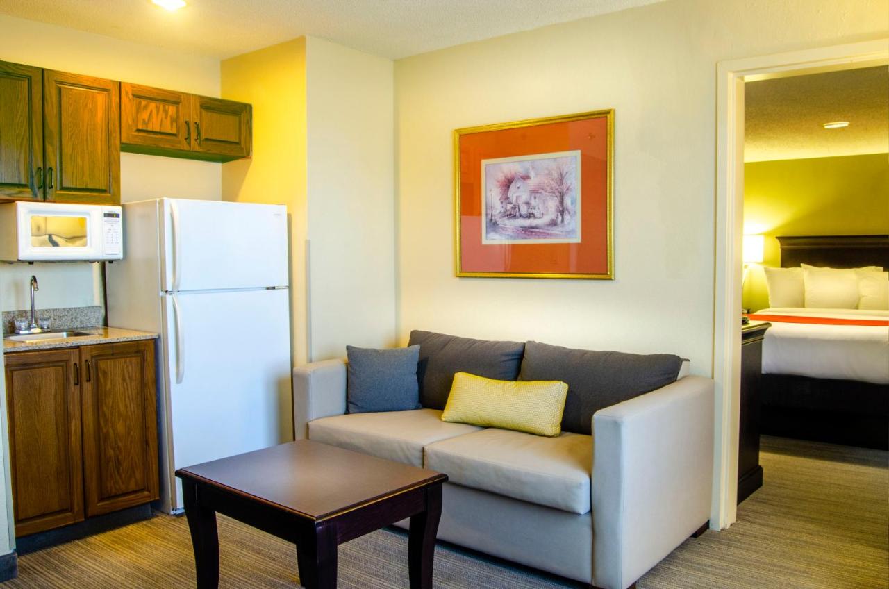 Extended Stay Queen Suite - Non-Smoking at Country Inn & Suites by Radisson, Tuscaloosa, AL