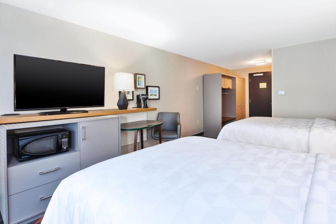 Queen Room - Disability Access at Holiday Inn & Suites Toledo Southwest - Perrysburg by IHG