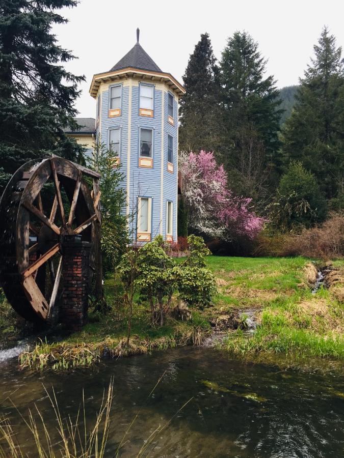 | Alexander's Lodge