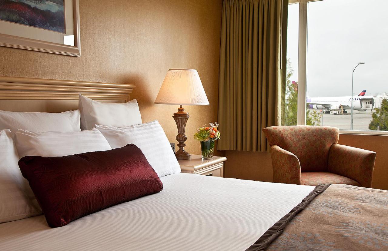 Queen Room at Coast Gateway Hotel