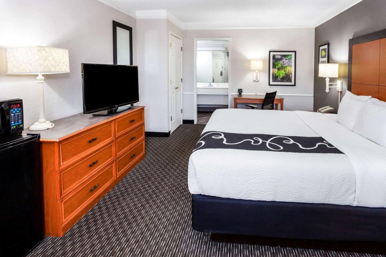 Deluxe King Room at La Quinta Inn by Wyndham Laredo I-35