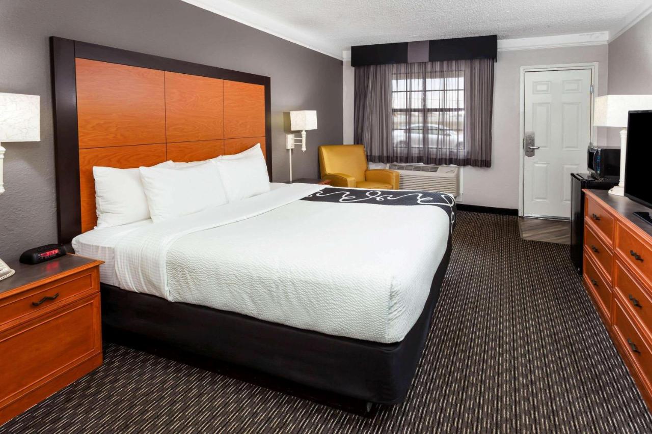 Deluxe King Room at La Quinta Inn by Wyndham Laredo I-35