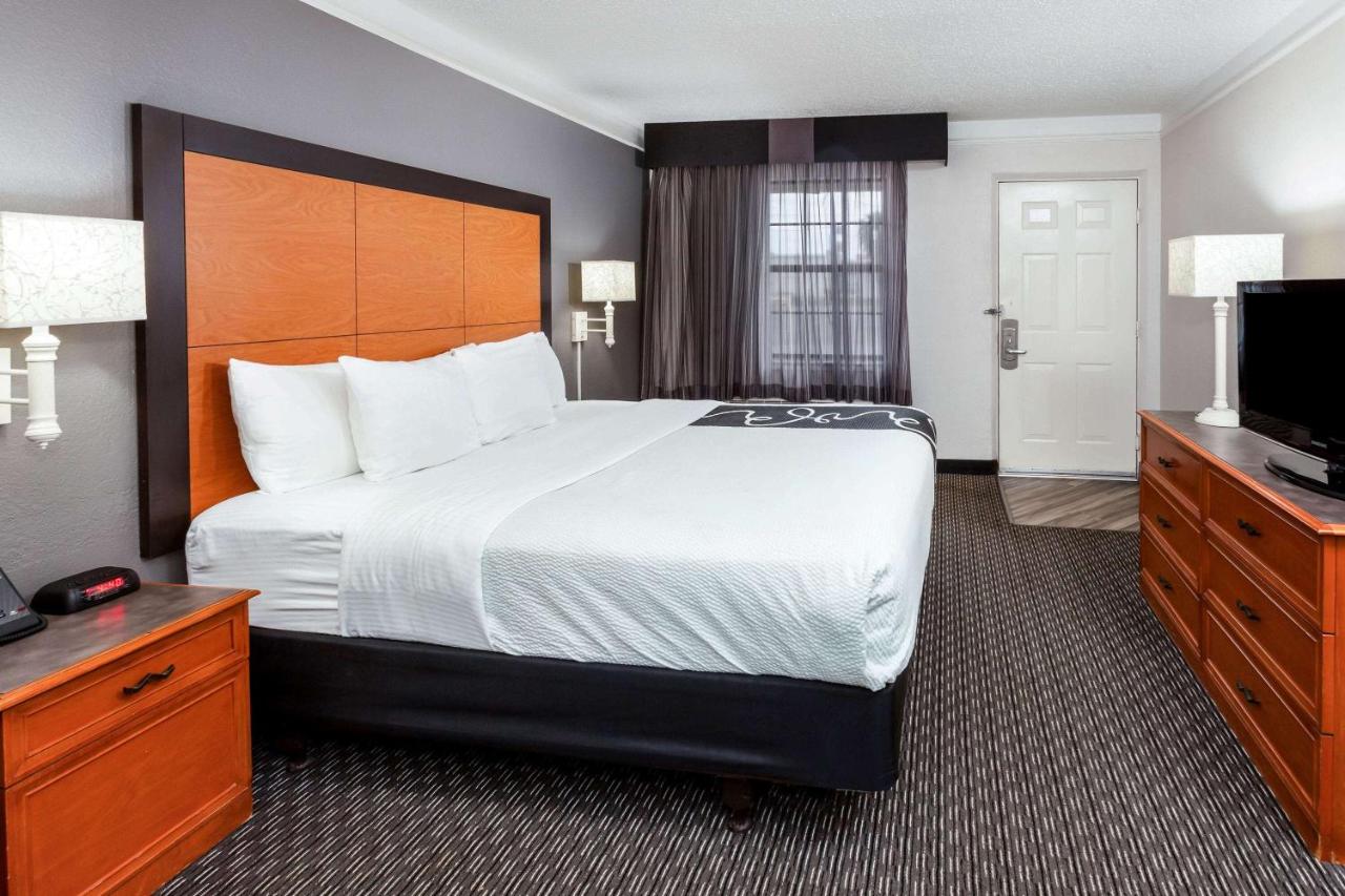 King Room with Bath Tub - Mobility/Hearing Accessible - Non-Smoking at La Quinta Inn by Wyndham Laredo I-35