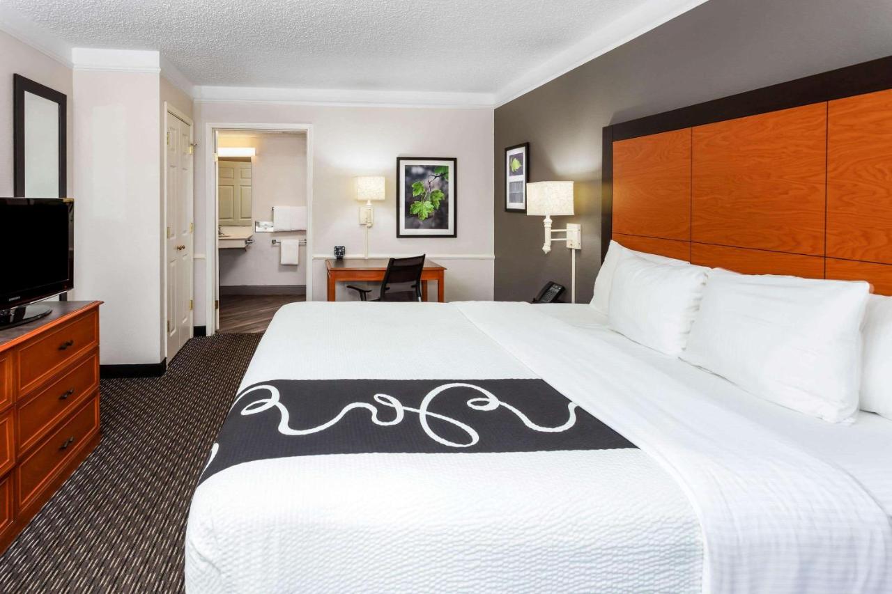King Room with Bath Tub - Mobility/Hearing Accessible - Non-Smoking at La Quinta Inn by Wyndham Laredo I-35