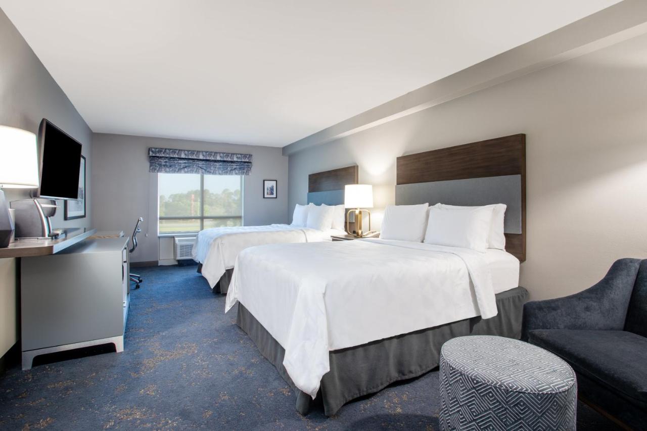 Double Room with Hearing Mobility Accessible Tub - Non-Smoking at Holiday Inn Conference Center - Valdosta by IHG