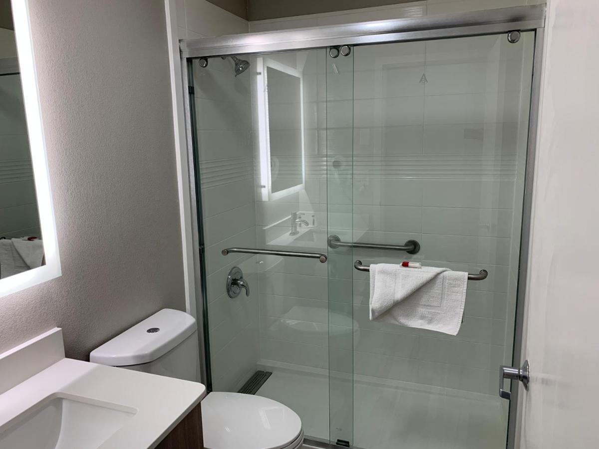 Queen Room - Non-Smoking at Microtel Inn by Wyndham Charlotte Airport