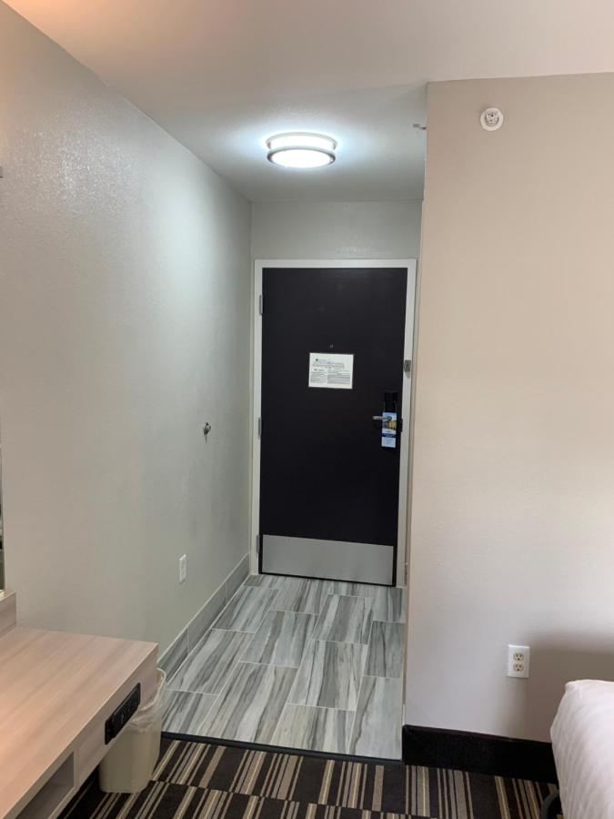 Deluxe King Room - Non-Smoking at Microtel Inn by Wyndham Charlotte Airport
