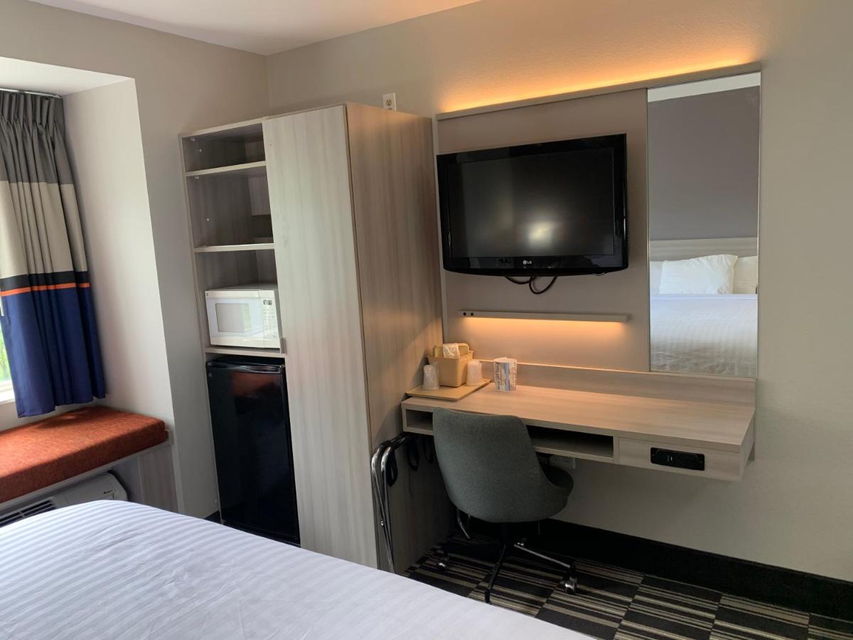 Deluxe King Room - Non-Smoking at Microtel Inn by Wyndham Charlotte Airport