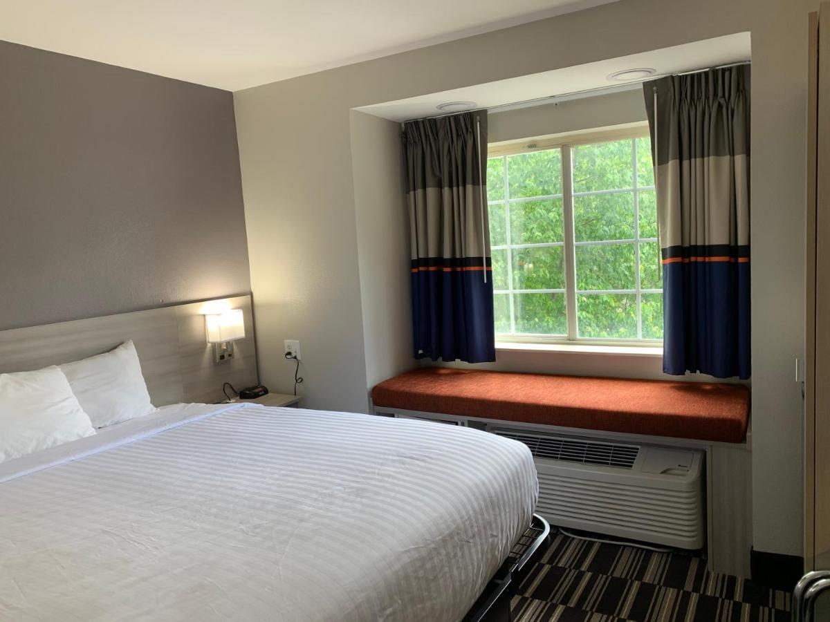 Deluxe King Room - Non-Smoking at Microtel Inn by Wyndham Charlotte Airport