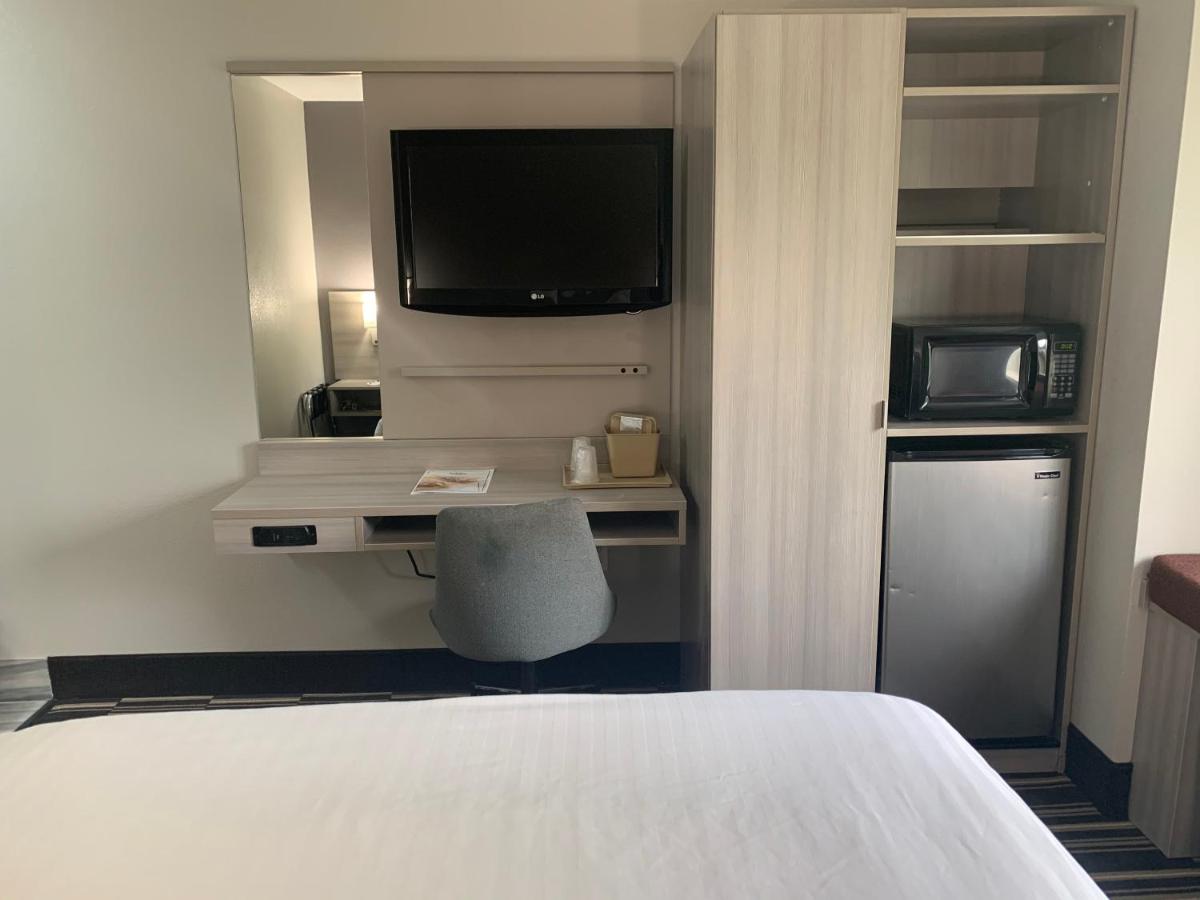 Deluxe King Room - Non-Smoking at Microtel Inn by Wyndham Charlotte Airport