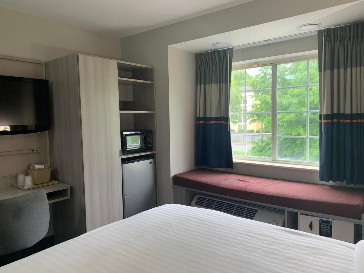 Queen Room - Non-Smoking at Microtel Inn by Wyndham Charlotte Airport