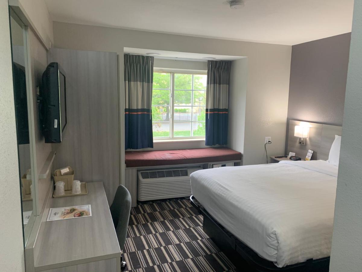 Queen Suite - Non-Smoking at Microtel Inn by Wyndham Charlotte Airport