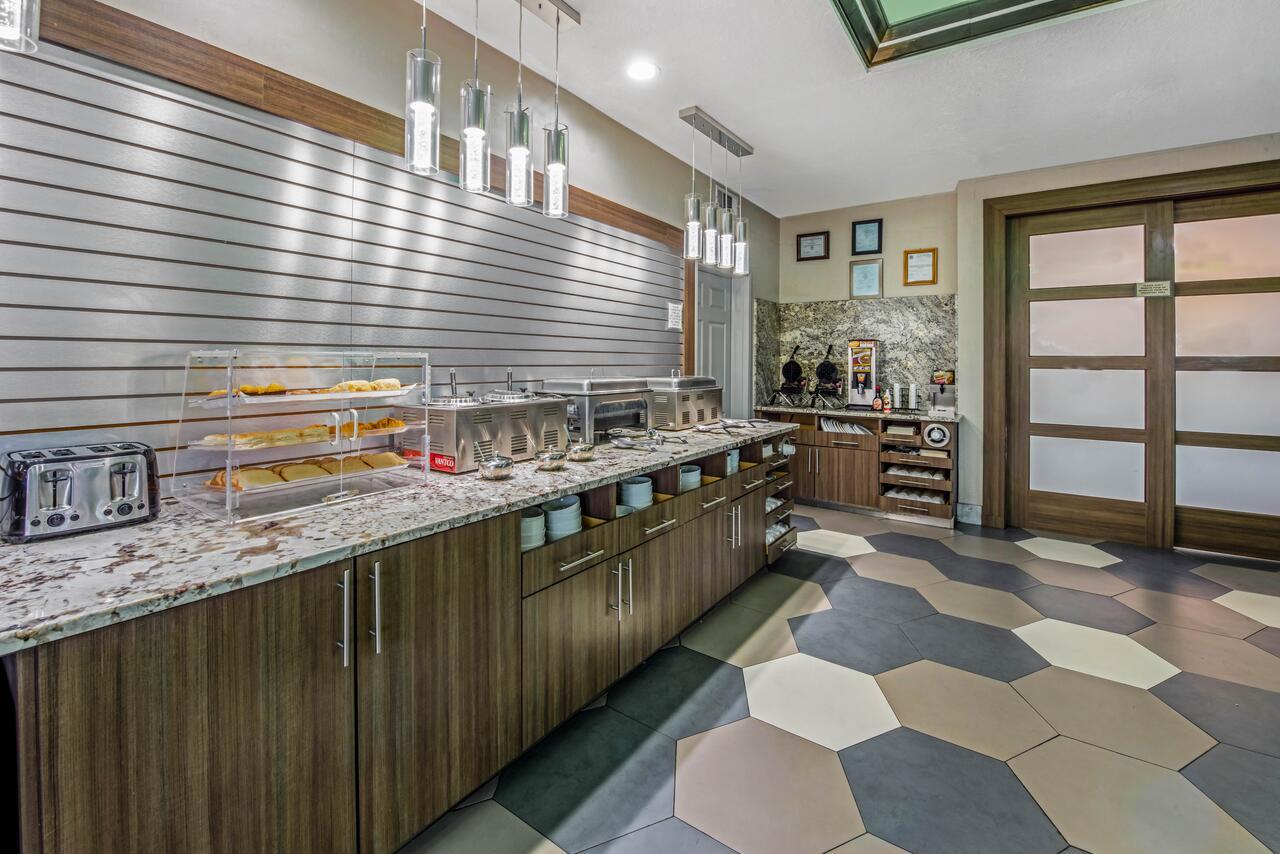 | La Quinta Inn & Suite Kingwood Houston IAH Airport 53200