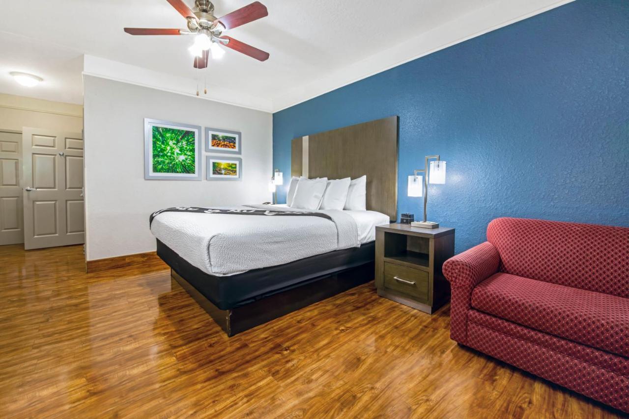 | La Quinta Inn & Suite Kingwood Houston IAH Airport 53200