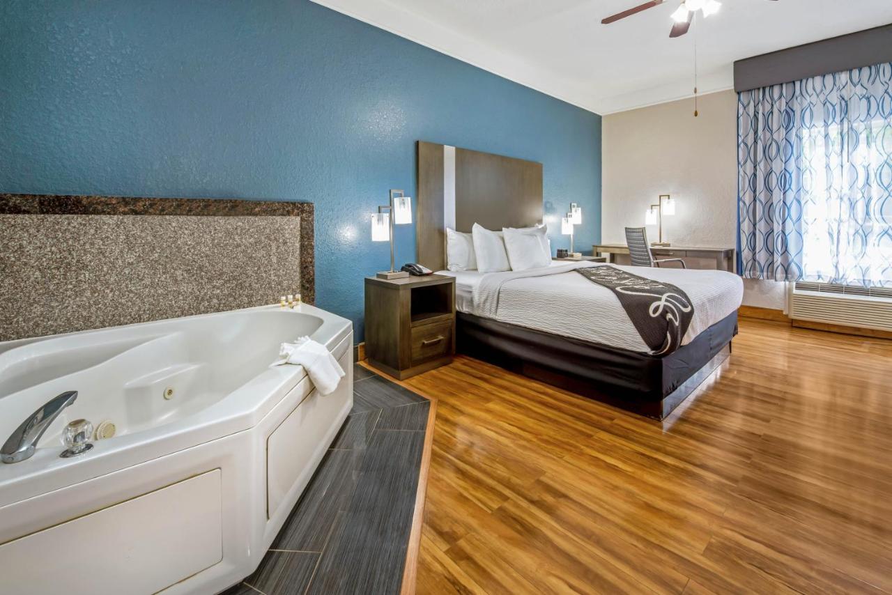 | La Quinta Inn & Suite Kingwood Houston IAH Airport 53200