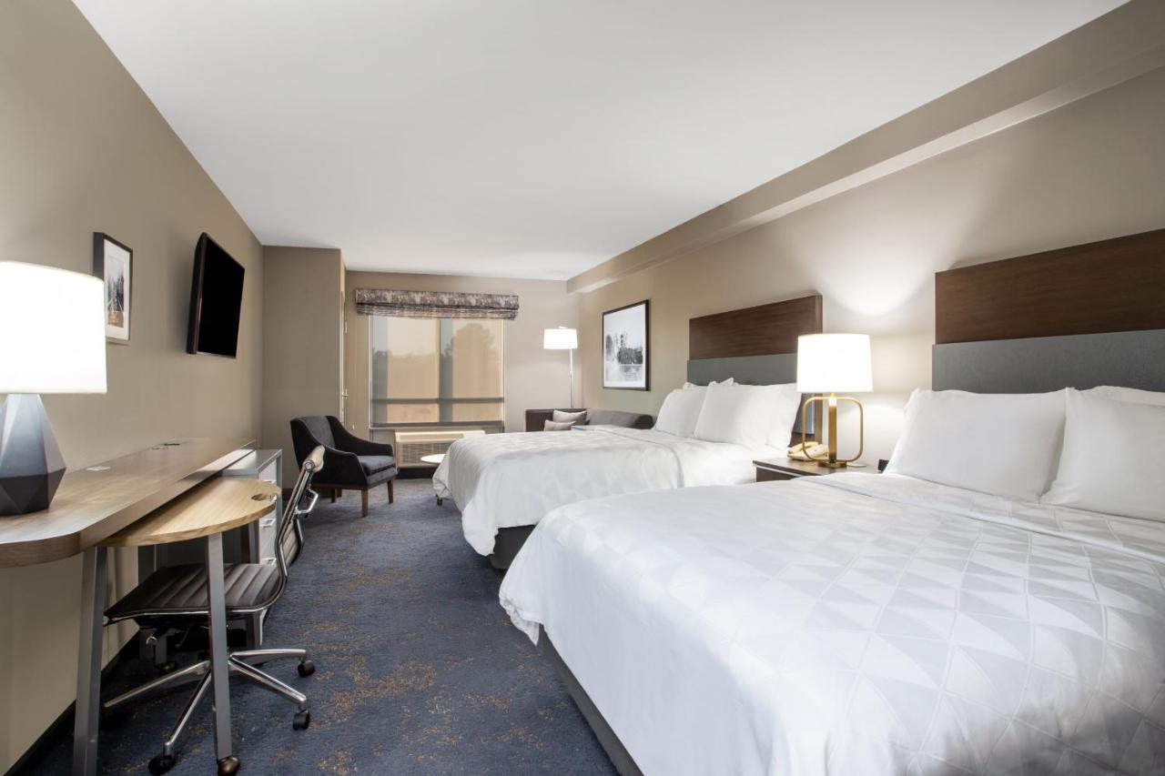 Executive Queen Room - Non-Smoking at Holiday Inn Conference Center - Valdosta by IHG
