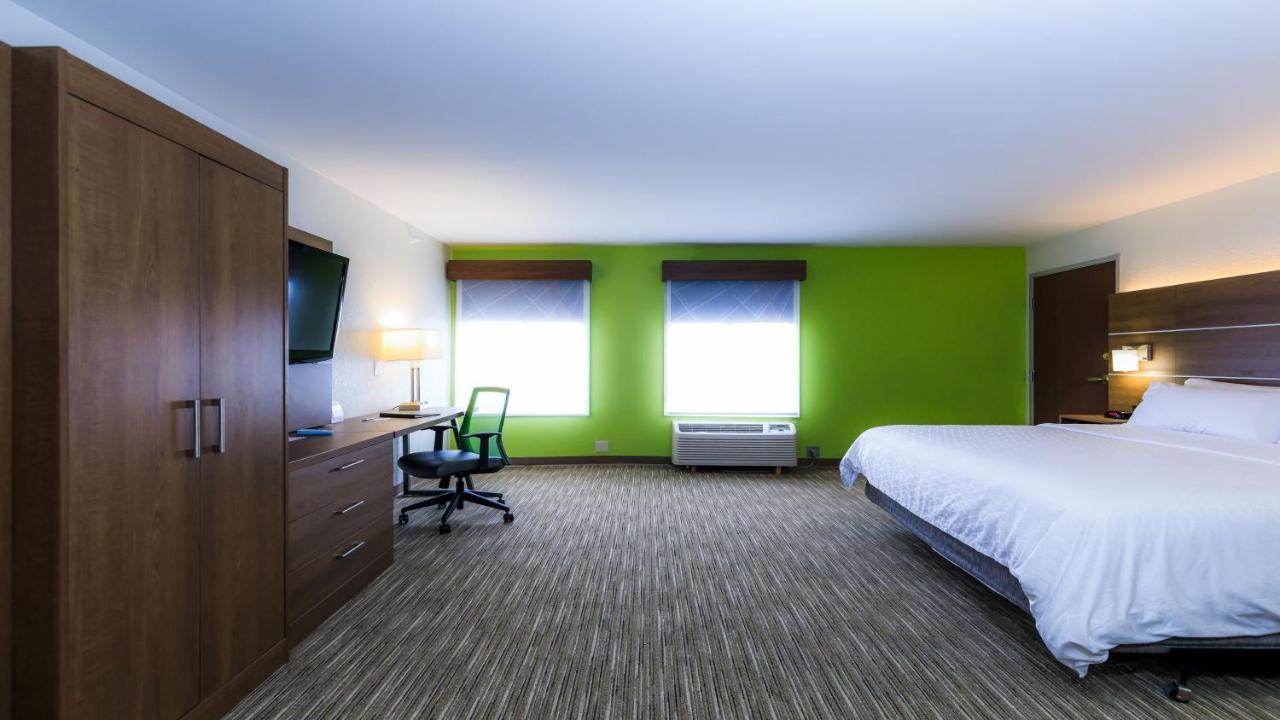 Executive King Room at Holiday Inn Express Osage Beach - Lake Of The Ozarks by IHG