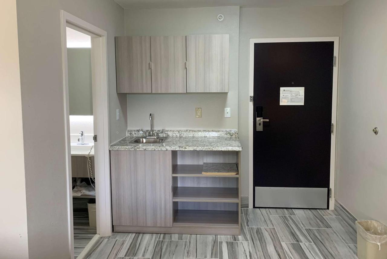 Queen Suite - Non-Smoking at Microtel Inn by Wyndham Charlotte Airport