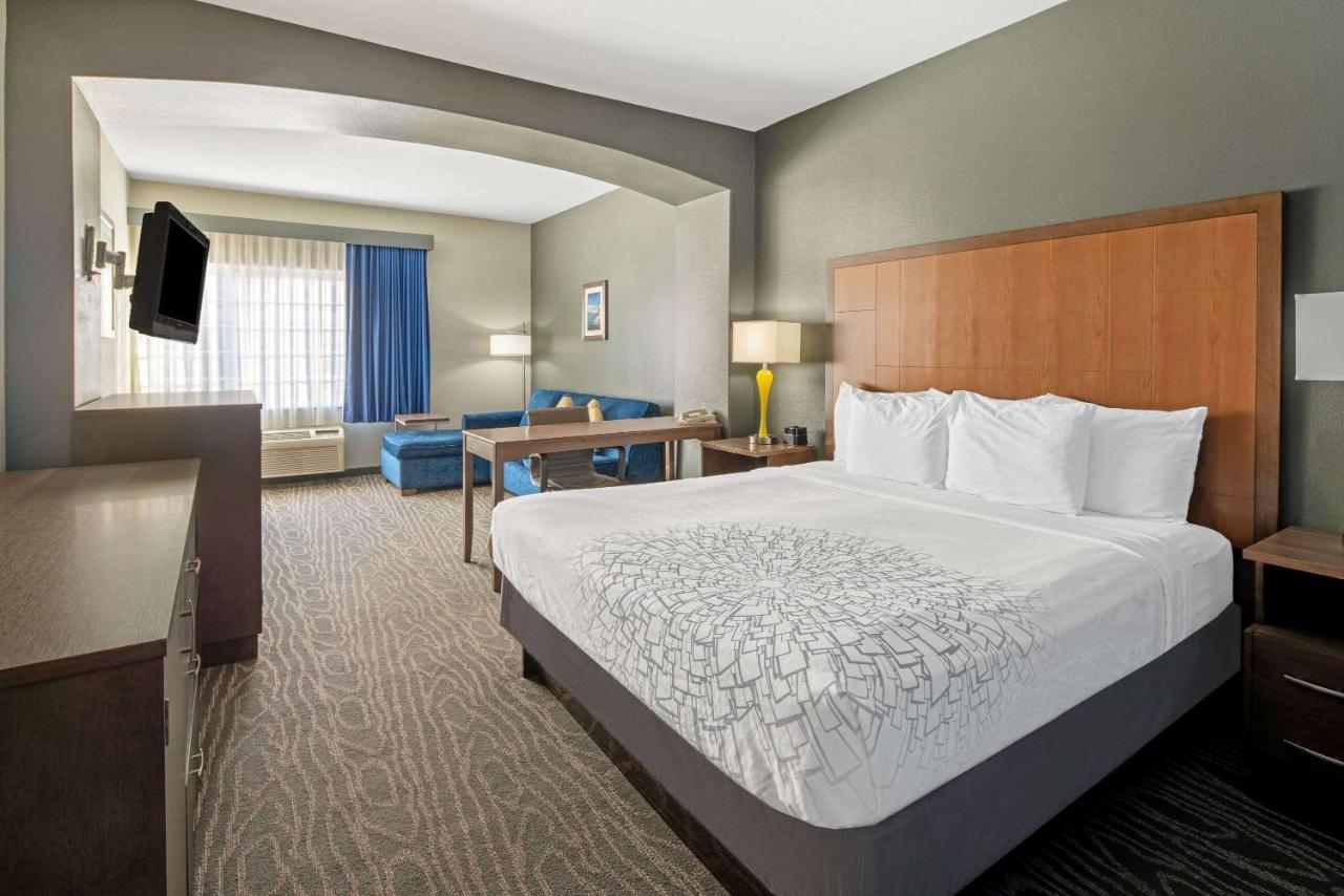 King Suite with Tub and Countryside View - Mobility Access/Non-Smoking at La Quinta Inn & Suites by Wyndham Mercedes Outlet Mall
