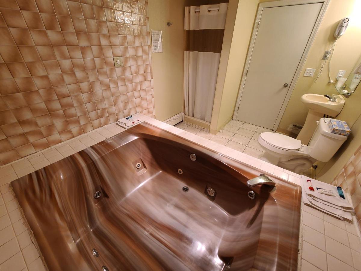 King Room with Spa Bath - Non-Smoking at Hampton Village Inn