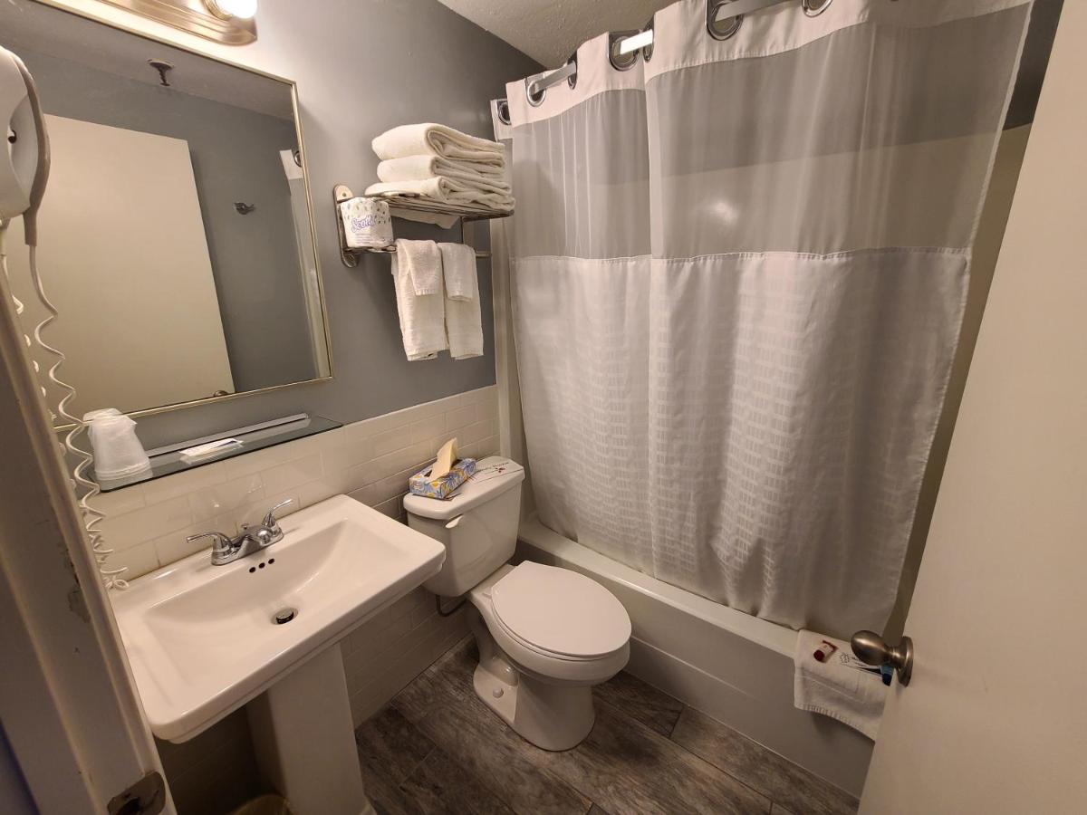 Deluxe King Room - Non Smoking at Hampton Village Inn