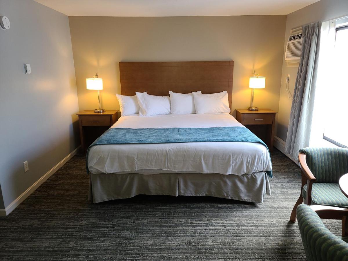 Deluxe King Room - Non Smoking at Hampton Village Inn