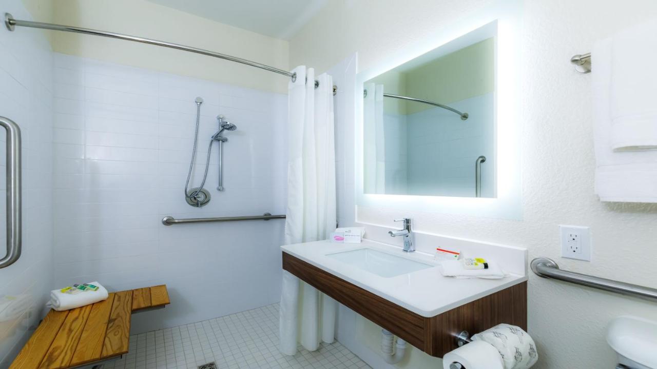 King Room - Hearing Accessible - Roll-in Shower/Non-Smoking at Holiday Inn Express Osage Beach - Lake Of The Ozarks by IHG