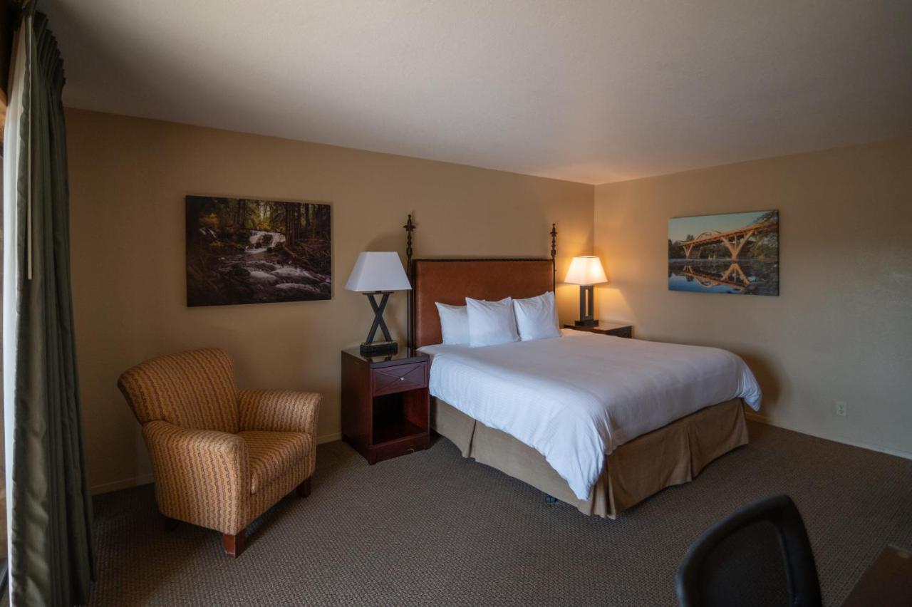 Deluxe King Room with River View at Riverside Inn
