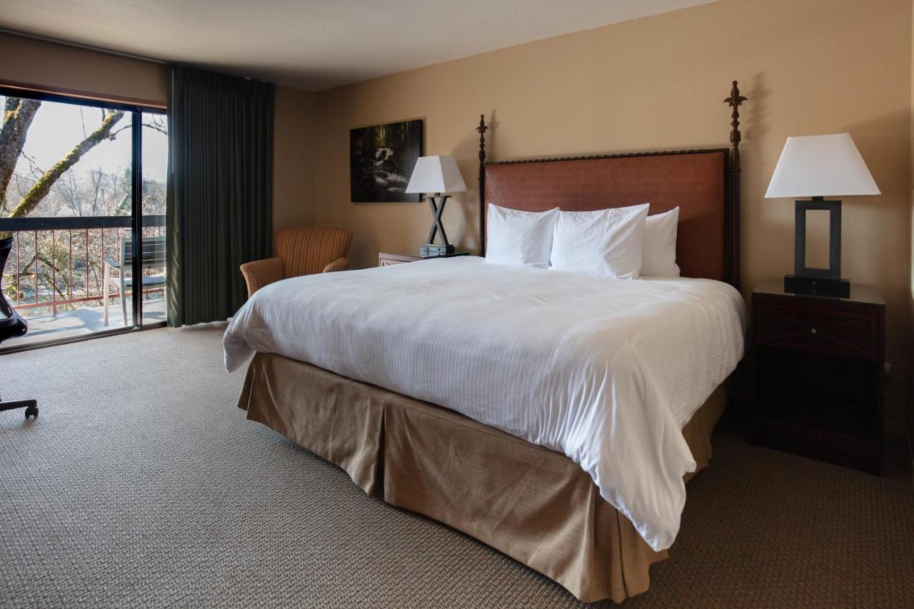Deluxe King Room with River View at Riverside Inn