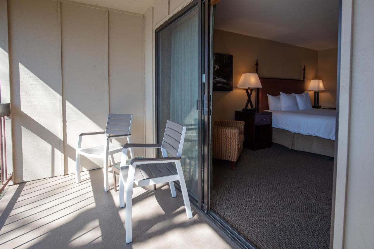 Deluxe King Room with River View at Riverside Inn